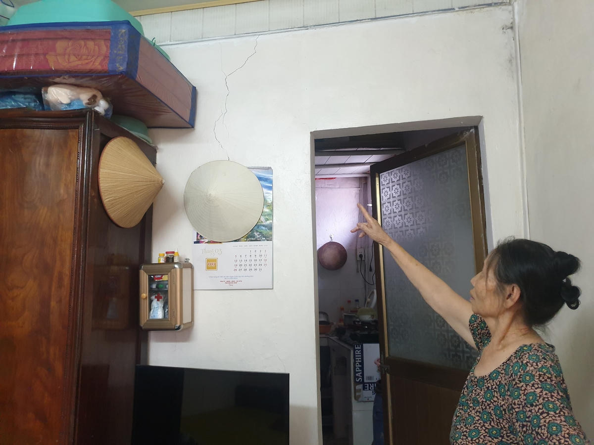 Nhà của bà Nguyễn Thị Thiệu (Tổ trưởng tổ 9) bị nứt nhiều chỗ.