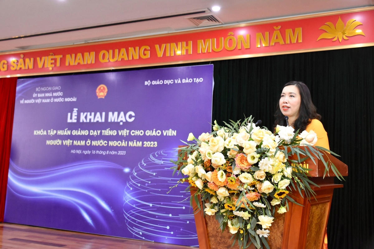 Thứ trưởng, Chủ nhiệm UB VNVNONN Lê Thị Thu Hằng phát biểu tại Lễ khai mạc