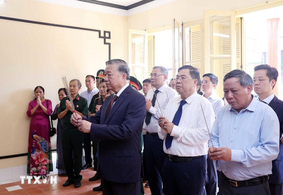 Tổng Bí thư Tô Lâm dâng hương Chủ tịch Hồ Chí Minh. (Ảnh: Thống Nhất/TTXVN)