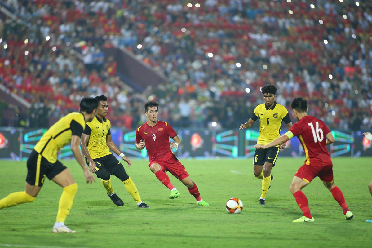 Một thế trận chặt chẽ, phòng ngự số đông luôn được U23 Malaysia tạo ra ngay từ đầu trận.