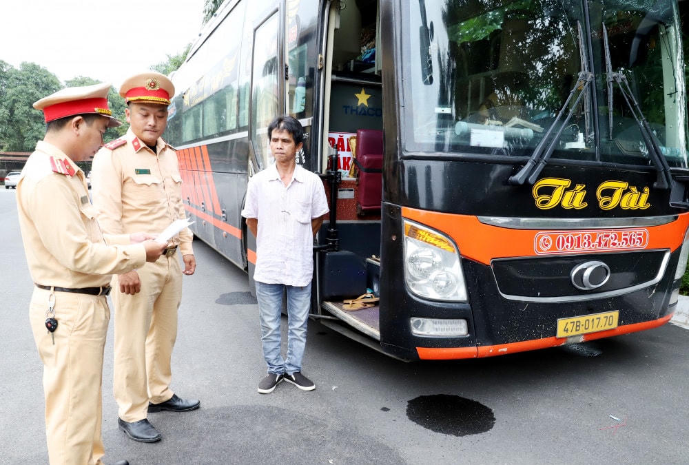 Phòng CSGT Công an tỉnh Hà Tĩnh lập biên bản, bàn giao cho lực lượng chức năng xử lý.