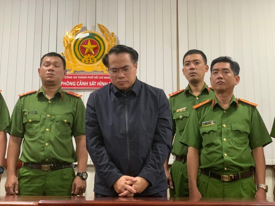 Cơ quan Cảnh sát điều tra Công an TP HCM tống đạt lệnh bắt tạm giam ông Đặng Việt Hà. Ảnh: T.L/Zing.