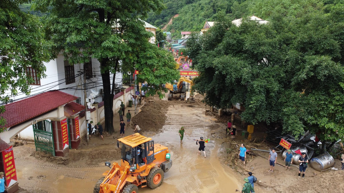 Và đi sâu vào trong thị trấn, chỗ nào cũng bùn ngâp sâu từ 0,5-1m. Ảnh ĐB.