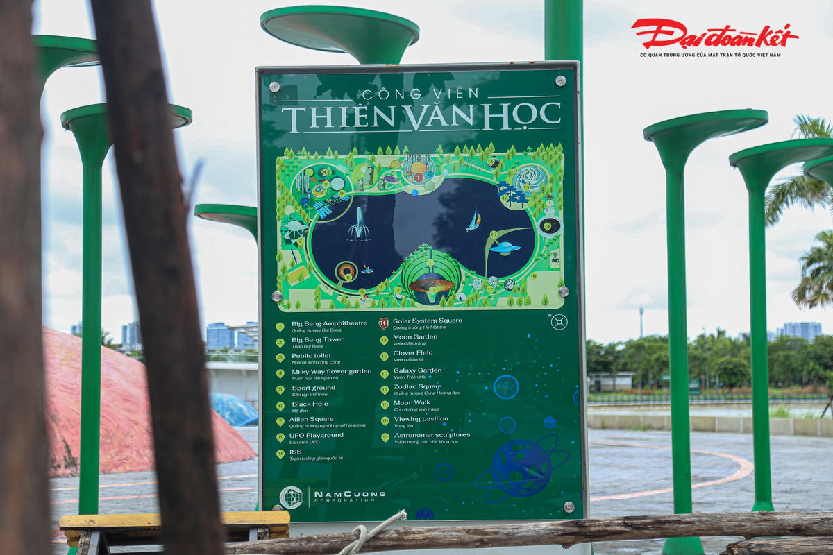 Biển chỉ dẫn từng khu vực của công viên được lắp đặt ngay lối ra vào.