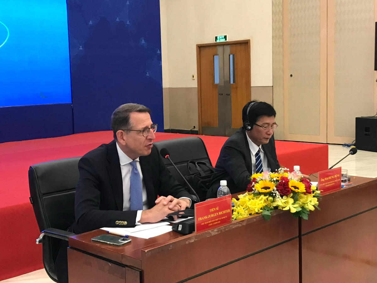 Frank-Jürgen Richter trao đổi thông tin về sự kiện phóng viên các cơ quan báo chí.