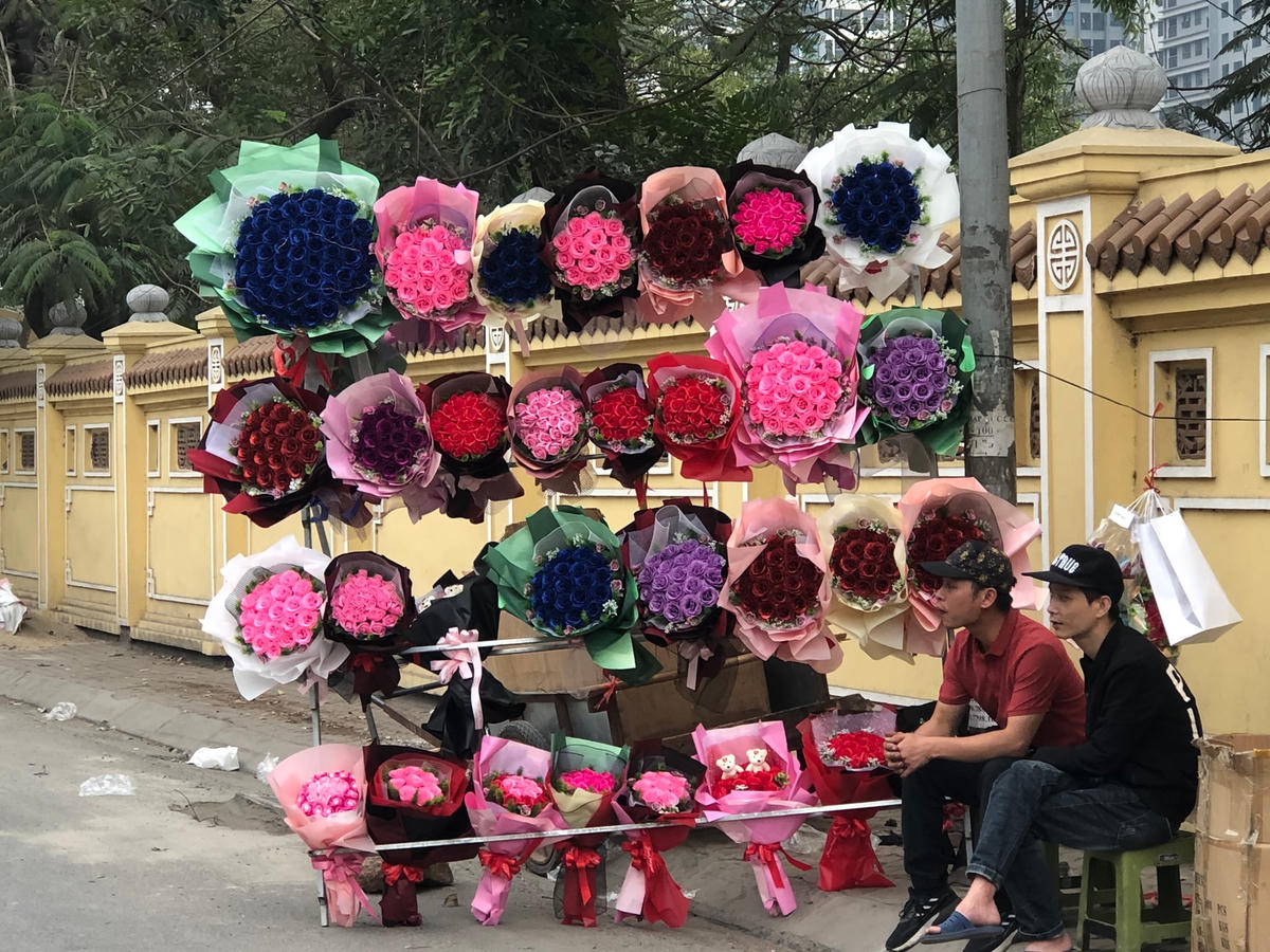 Chị Nguyễn Thúy Quỳnh trú tại Cầu Giấy, Hà Nội cho biết: “Không chỉ lấn chiếm vỉa hè, mà nhiều người bán hoa trên vỉa hè ngang nhiên cắt tỉa vứt những nhành hoa vụn, túi nilon…  xuống mặt đường, gây ảnh hưởng tới môi trường".
