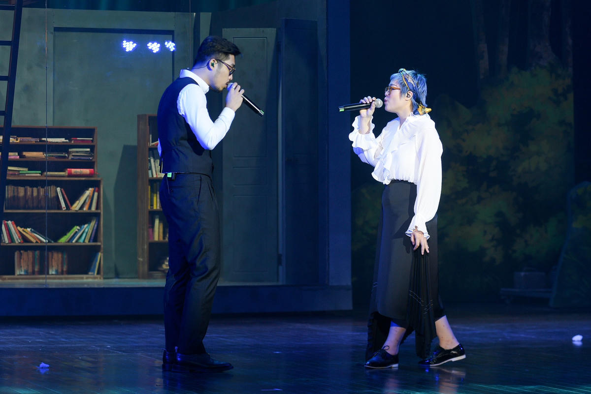 Tiếp nối mạch cảm xúc, chương II - "Sóng" mở ra không gian với âm nhạc và những thước phim tư liệu. Bên cạnh Vũ lịch lãm, thâm trầm, Mạc Mai Sương giản dị và mộc mạc như thường lệ. Hai giọng ca trẻ, với "màu" giọng văn minh, 2 giọng ca kết hợp đầy mới mẻ, sáng tạo. Ảnh: BTC. 