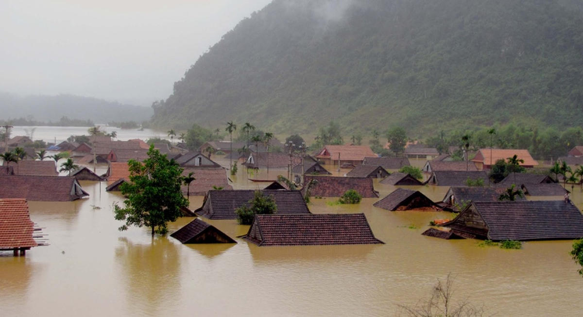 'Rốn lũ 'Tân Hoá bị ngập sâu trong nước lũ năm 2010.