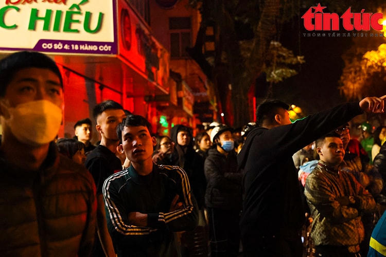 Rất đông người dân hiều kỳ đứng xem vụ cháy.