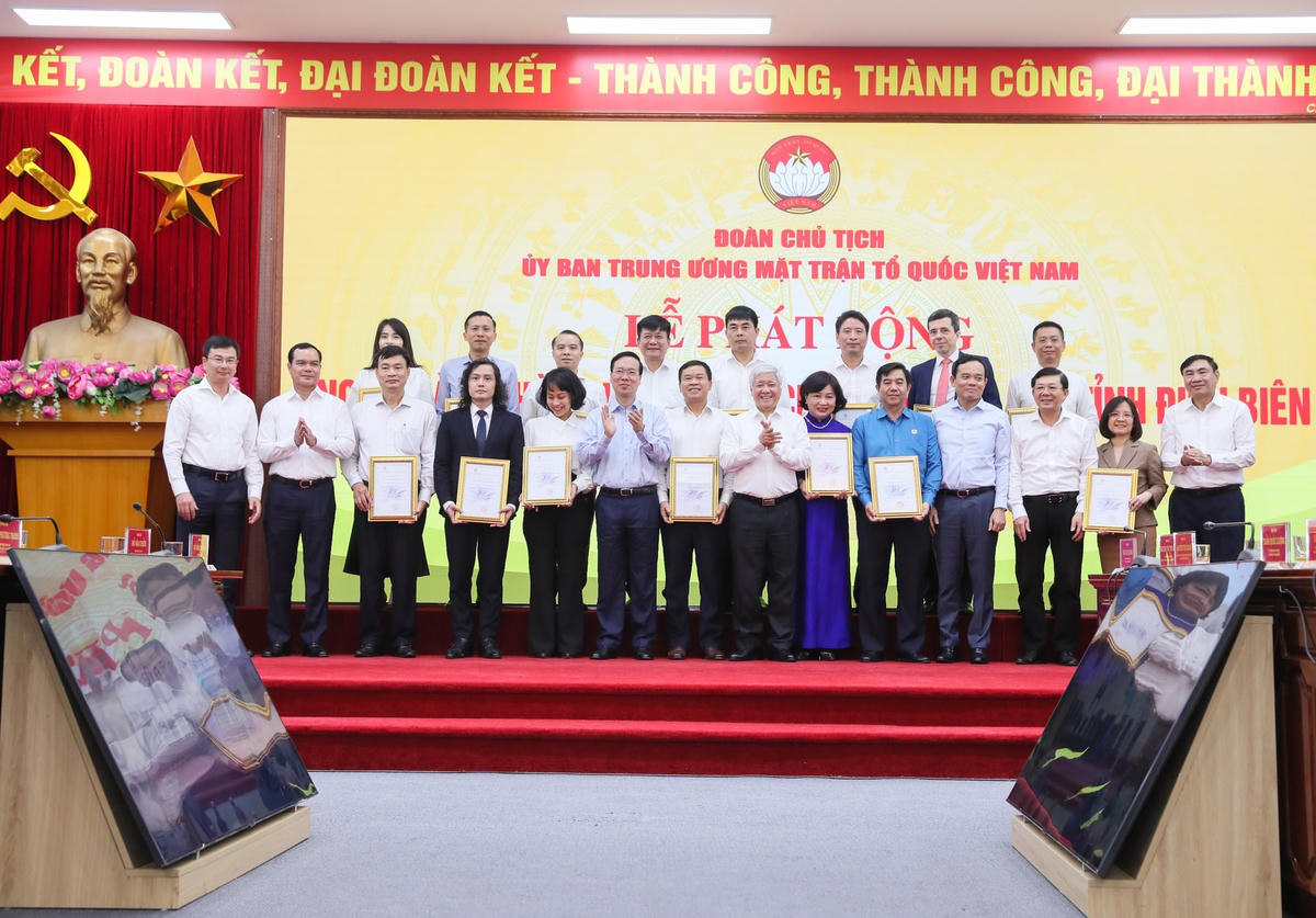 Chủ tịch nước Võ Văn Thưởng, Bí thư Trung ương Đảng, Chủ tịch UBTƯ MTTQ Việt Nam Đỗ Văn Chiến trao thư cảm ơn cho các tổ chức, cá nhân tại Lễ phát động ủng hộ làm nhà Đại đoàn kết cho hộ nghèo của tỉnh Điện Biên với chủ đề “Triệu tấm lòng yêu thương - Nghìn mái nhà hạnh phúc”. Ảnh: Quang Vinh.