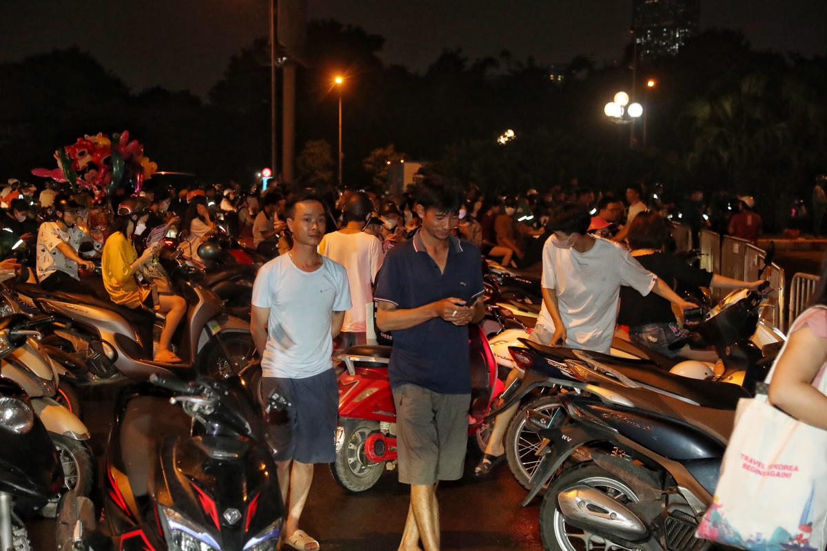 Fans 'không vé' tập trung bên ngoài sân Mỹ Đình để nghe Blackpink hát