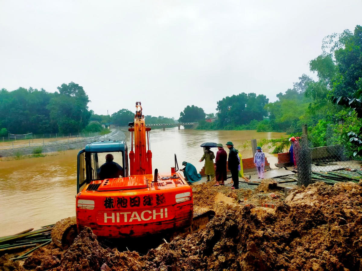 Tại huyện Cẩm Xuyên, do mưa lớn kéo dài, bờ sông Ngàn Mọ tiếp tục sạt lở uy hiếp các hộ dân sống hai bên. Toàn xã Cẩm Duệ hiện có 14 điểm sạt lở dọc bờ sông, trong đó có 4 vị trí sạt lở nghiêm trọng với tổng chiều dài khoảng 150m, ảnh hưởng trực tiếp đến 12 hộ dân trên địa bàn. Chính quyền địa phương đã sơ tán 4 hộ với 21 nhân khẩu ở các vị trí sạt lở nguy hiểm để đảm bảo an toàn tính mạng và tài sản cho người dân.