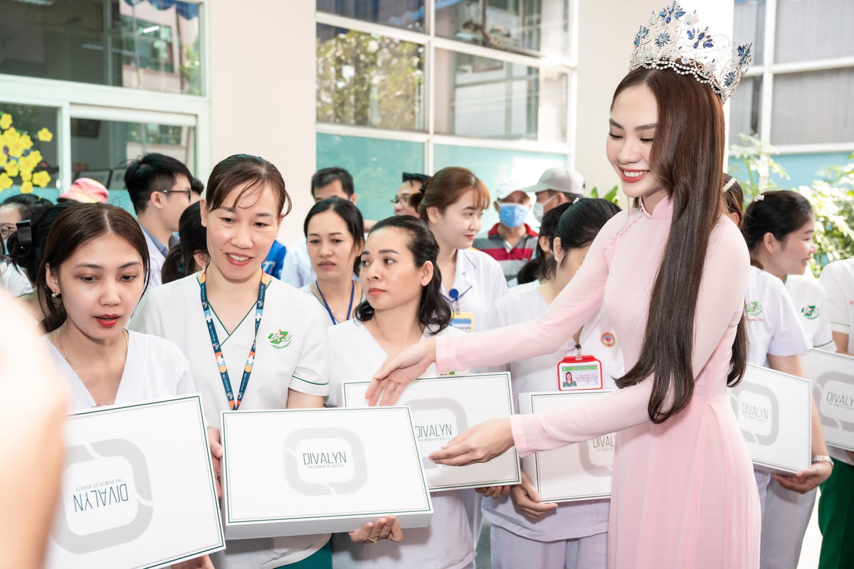Hoa hậu Mai Phương trao quà cho các "nữ chiến sĩ áo trắng" nhân ngày 20-10. 