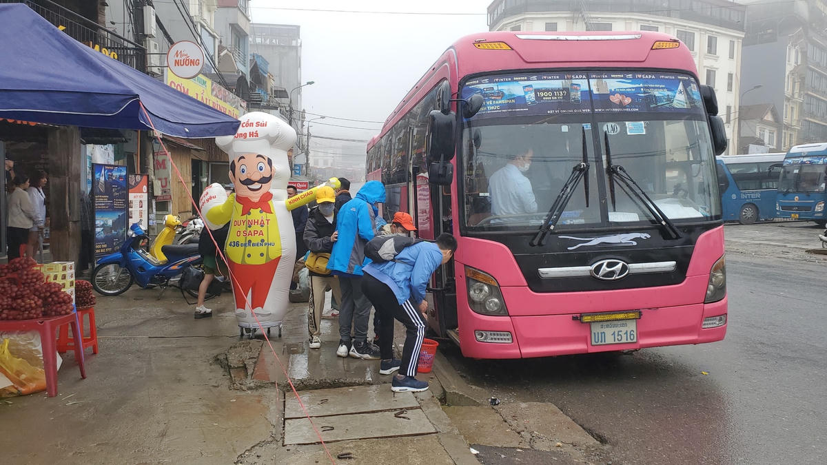 Xe khách biển Lào ngang nhiên trả khách tại vị trí 436 Điện Biên Phủ (thị xã Sapa).