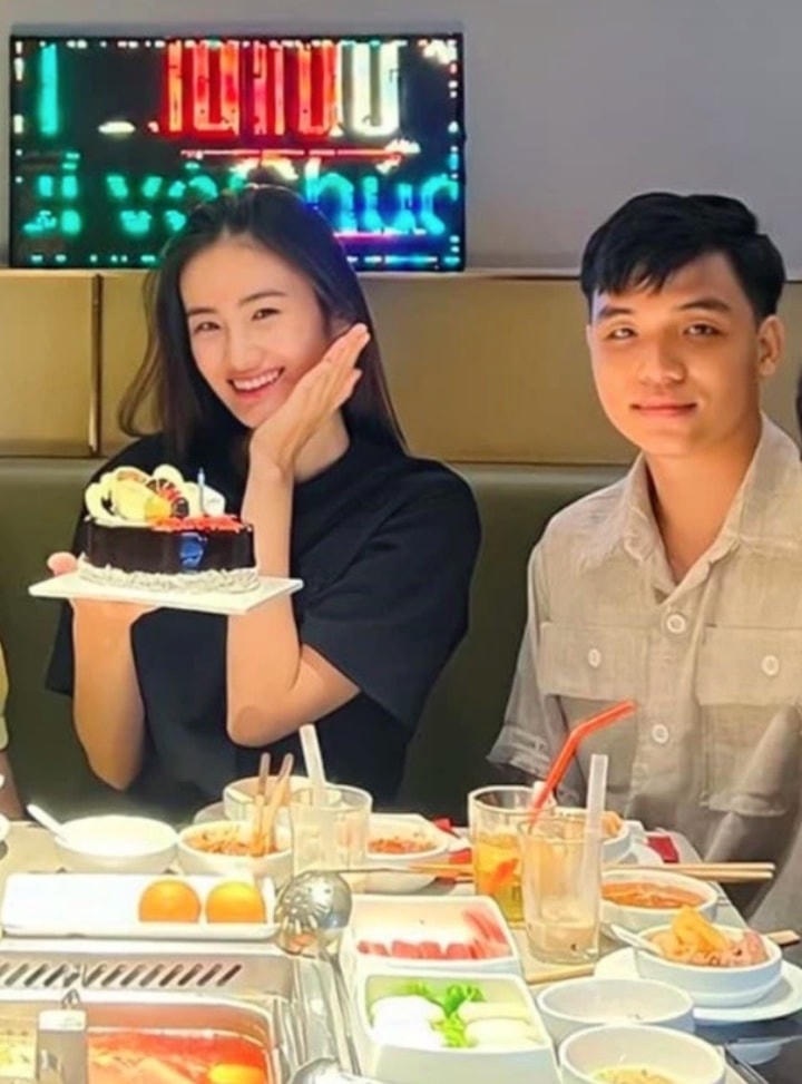 Hoa hậu Ý Nhi và bạn trai. 