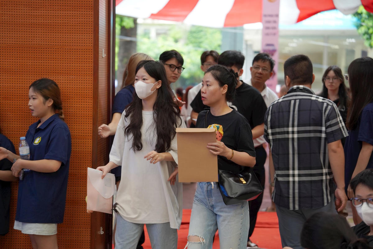 Tân sinh viên Học viện Ngân hàng tới trường làm thủ tục nhập học năm 2024.