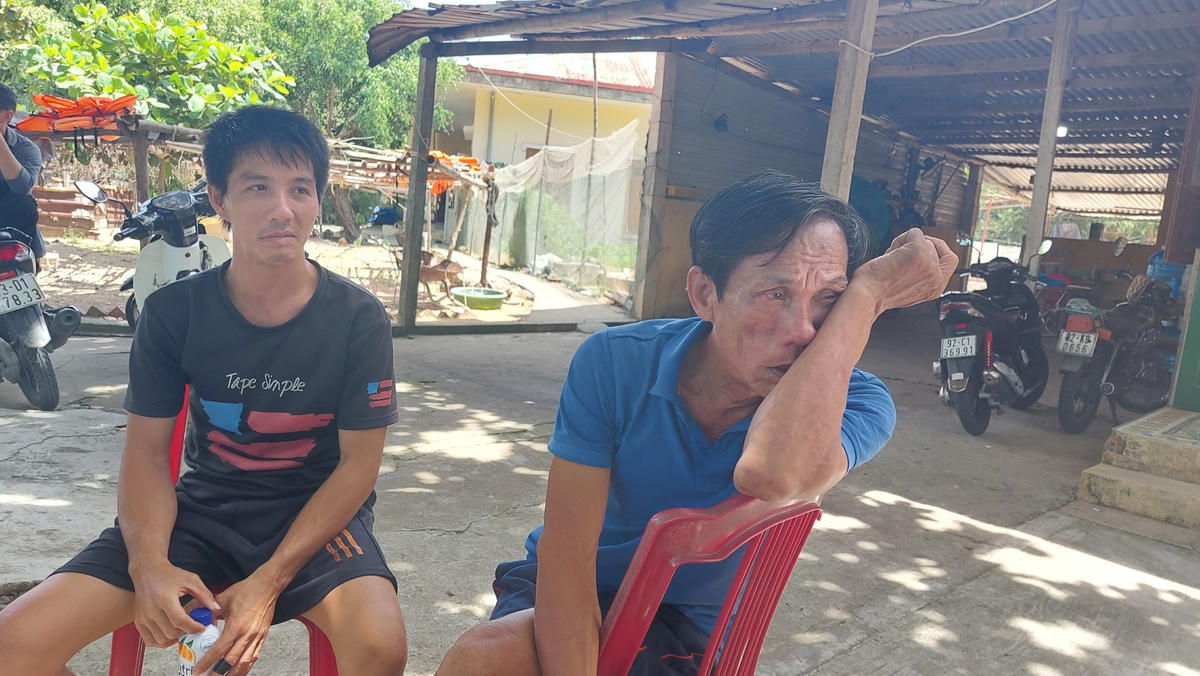 Các thuyền viên trên tàu cá QNg 91426 TS bàng hoàng nói về vụ tàu bị tông chìm.