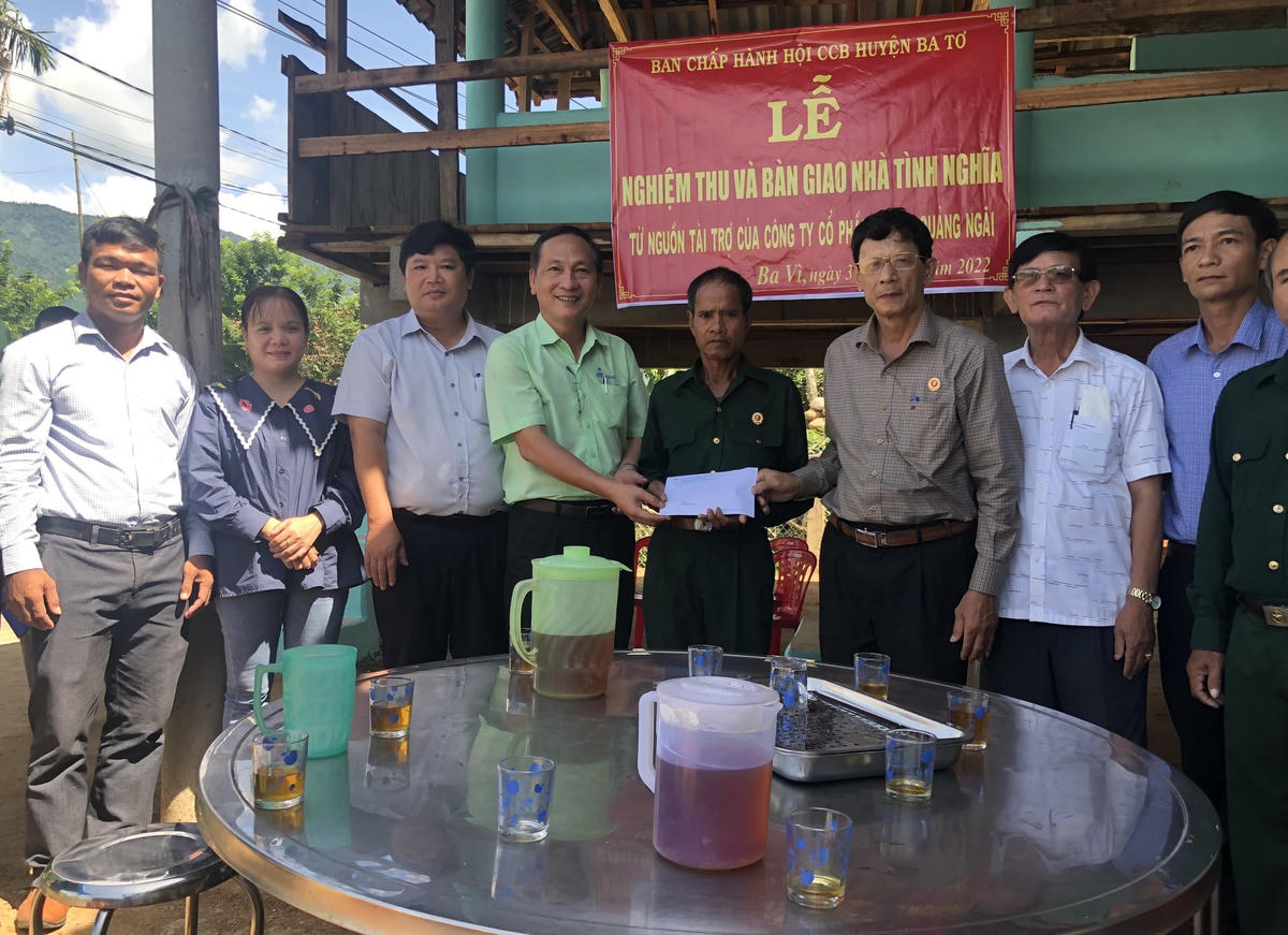 Lãnh đạo Ủy ban MTTQ Việt Nam tỉnh Quảng Ngãi nghiệm thu và bàn giao nhà cho ông Nhiên.