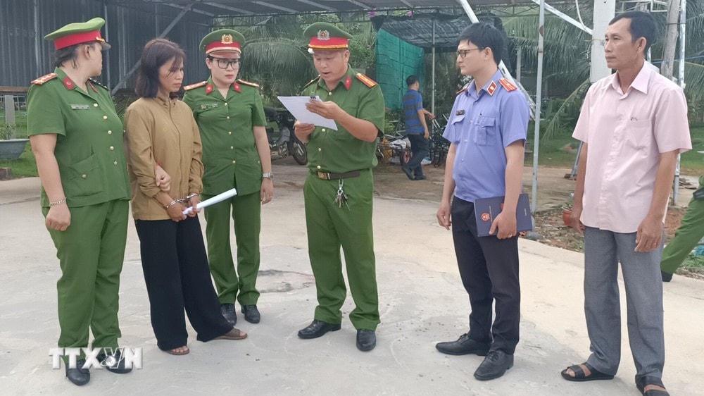 Công an thành phố Phan Thiết công bố quyết định khởi tố bị can, thực hiện lệnh bắt giam và khám xét chỗ ở đối với các bị can trong vụ giữ người trái pháp luật, bạo hành tại xã Thiện Nghiệp. (Ảnh: TTXVN phát) ttxvn_0906_bat giu nguoi (1).jpg