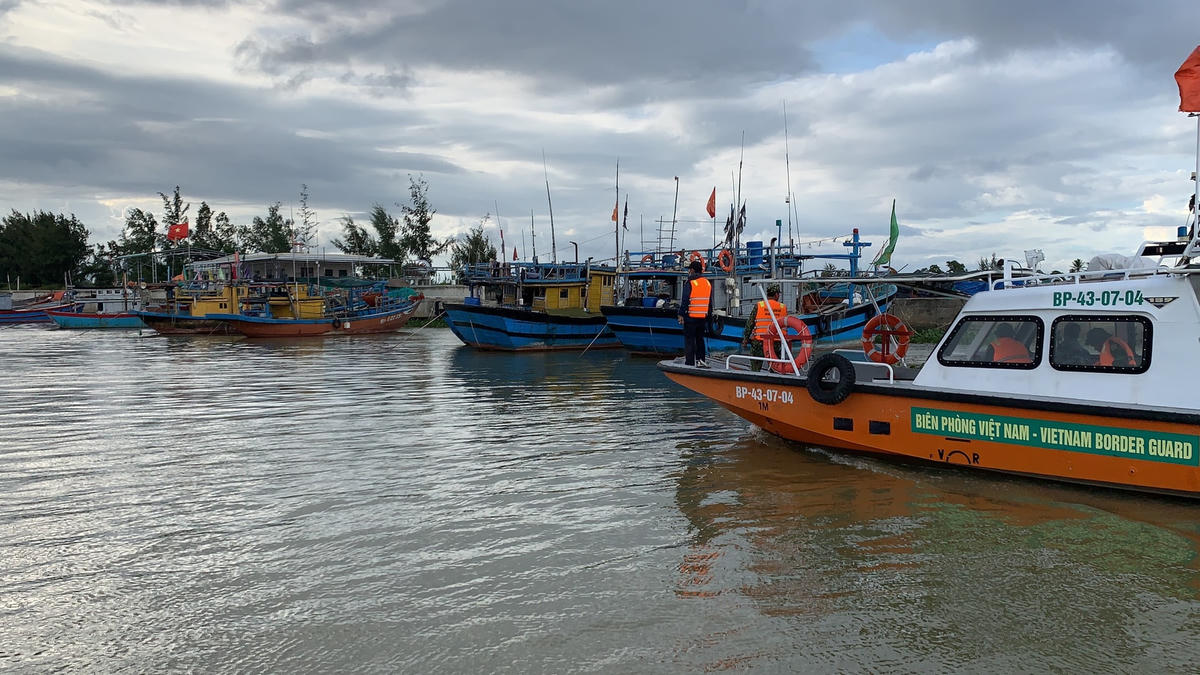 Lực lượng chức năng kêu gọi tàu thuyền vào trú bão số 4. 
