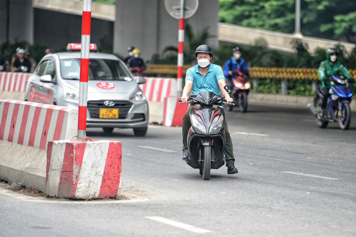 Vì vậy, nảy sinh ra tình trạng nhiều người dân không chấp hành đã cố tình quay đầu tại điểm mở  dải phân cách ngang số 418 Phạm Văn Đồng (đi vào làn đường giữa phía dưới) cách Trần Cung khoảng 250m rồi rẽ phải, quay đầu đi ngược chiều trước nhánh ramp xuống đường vành đai 3 trên cao (mặc dù biển cấm rẽ phải và quay đầu) gây nguy cơ lớn xảy ra tai nạn giao thông.