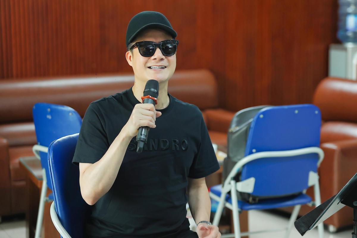 Ca sĩ Quang Dũng trong một buổi tập hát. 