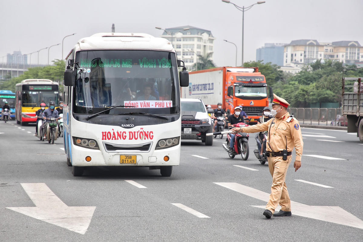 Theo Thiếu tá Trần Quang Chinh, Phó đội trưởng Đội CSGT đường bộ số 6 cho hay, hình thức này nhằm xử lý triệt để tình trạng dừng đỗ, đón trả khách trên tuyến đường Phạm Hùng và lân cận. Các tài xế không thể chối cãi khi bị lực lượng chức năng xử lý.