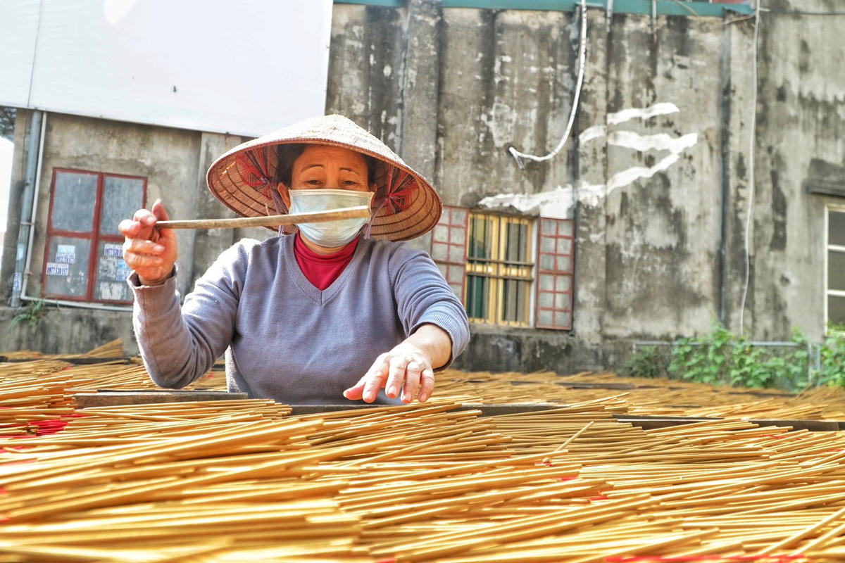 Hà Nội: Người dân làng tăm hương Quảng Phú Cầu tất bật dịp cuối năm