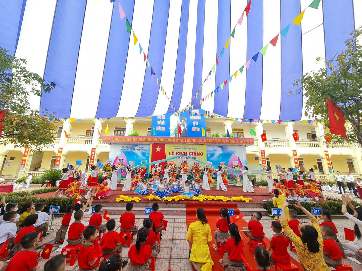 Theo chỉ đạo của Sở GD&ĐT Nghệ An, chương trình khai giảng năm học 2022-2023 diễn ra gọn nhẹ, trang trọng và tiết kiệm.
