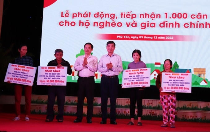 Ông Nguyễn Thái Học, Phó trưởng Ban Nội chính Trung ương.  và ông  Tạ Anh Tuấn, Phó Bí thư Tỉnh ủy, Chủ tịch UBND tỉnh Phú Yên, trao kinh phí tượng trưng cho một số gia đình có hoàn cảnh khó khăn được hỗ trợ xây nhà ở tại địa phương.