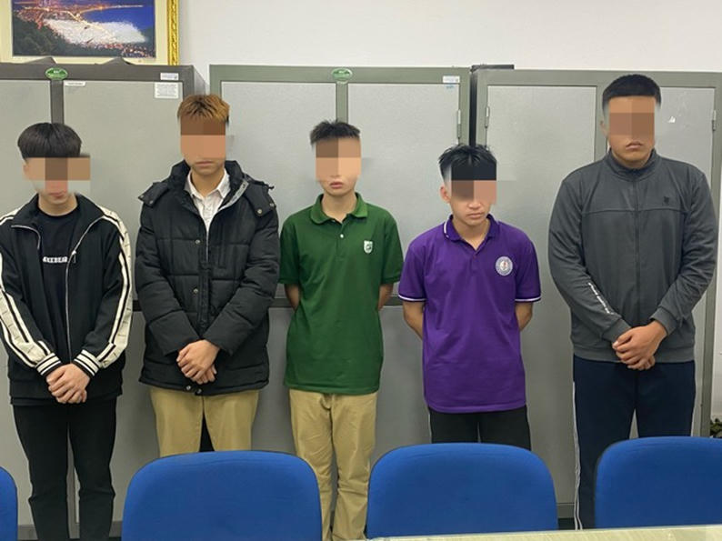 Các đối tượng bị triệu tập tại cơ quan Công an. Ảnh: CACC