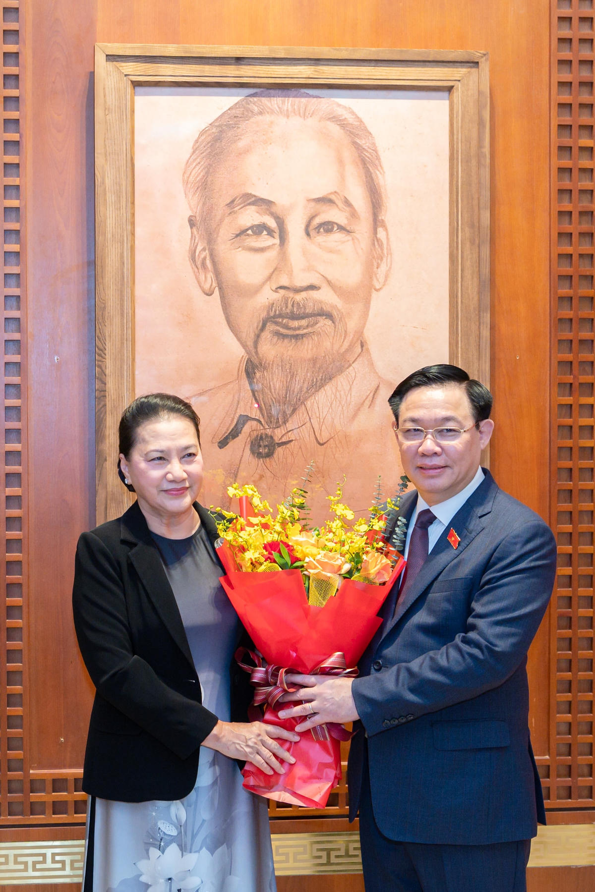 Chủ tịch Quốc hội Vương Đình Huệ tiếp nhận bức chân dung Chủ tịch Hồ Chí Minh do nguyên Chủ tịch Quốc hội Nguyễn Thị Kim Ngân trao tặng Phòng Truyền thống Quốc hội.