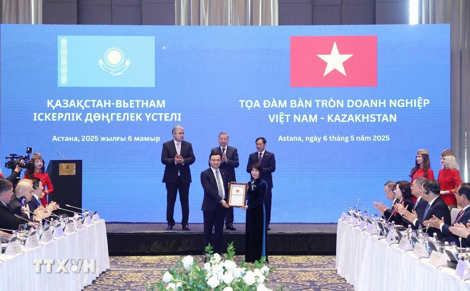 Tổng Bí thư Tô Lâm chứng kiến trao Giấy chứng nhận đăng ký đầu tư ra nước ngoài cho Aviation Holdings. (Ảnh: Thống Nhất/TTXVN)