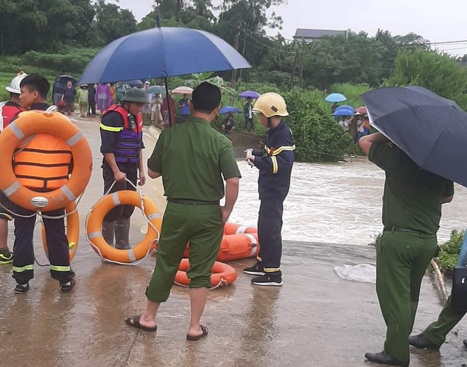 Thi thể của nhân viên y tế bị nước cuốn trôi đã được tìm thấy lúc 14h ngày 12/8