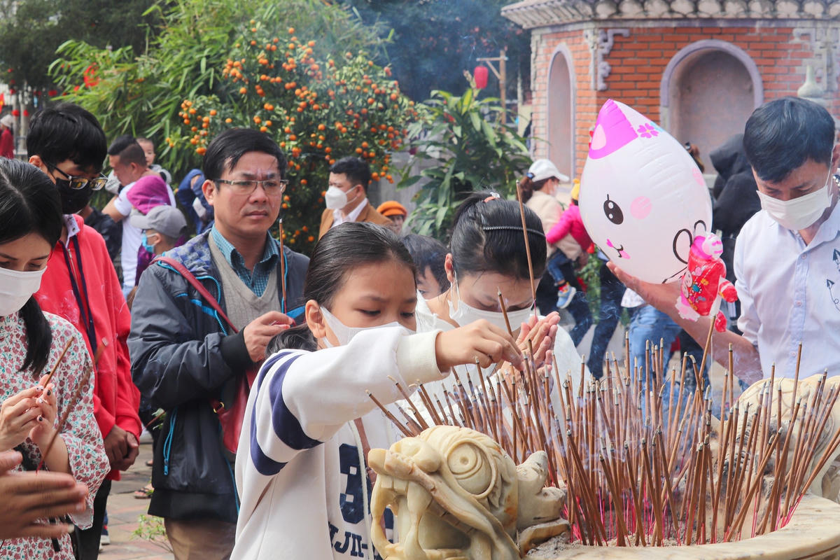 Trong sân chùa, hàng trăm người đứng khấn, xin lộc trong ngày đầu năm mới Xuân Quý Mão.
