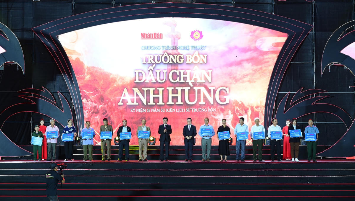 Với tấm lòng tri ân sâu sắc, Ban Tổ chức chương trình nghệ thuật tặng 14 sổ tiết kiệm tới thân nhân 13 liệt sĩ và bà Trần Thị Thông - nhân chứng lịch sử.