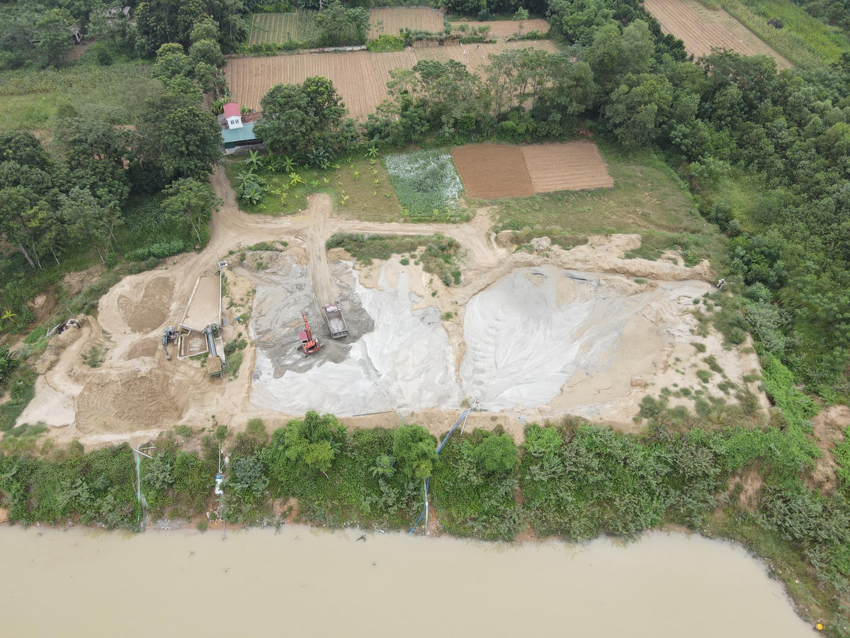 Qua kiểm tra, đã xác định được bãi này có diện tích khoảng 2,5 ha, trong đó có 1,8 ha thuộc UBND xã Xuân Hồng quản lý và 0,7 ha thuộc bãi tập kết cát của Công ty Cổ phần Ngọc Tân Bình.