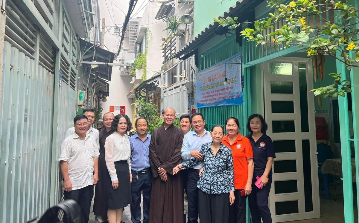 Ông Phạm Minh Tuấn, Phó Chủ tịch Ủy ban MTTQ Việt Nam TP.HCM cùng dự lễ trao nhà cho gia đình bà Phan Thị Trinh (Phường 11, Gò Vấp).