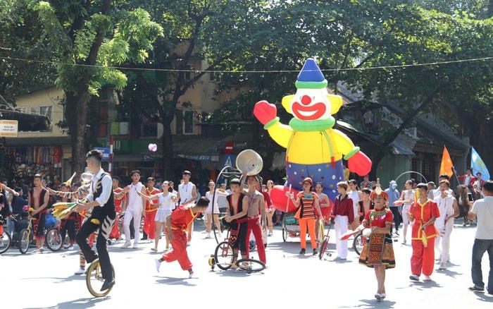 Trình diễn trên phố đi bộ Hồ Gươm.  
