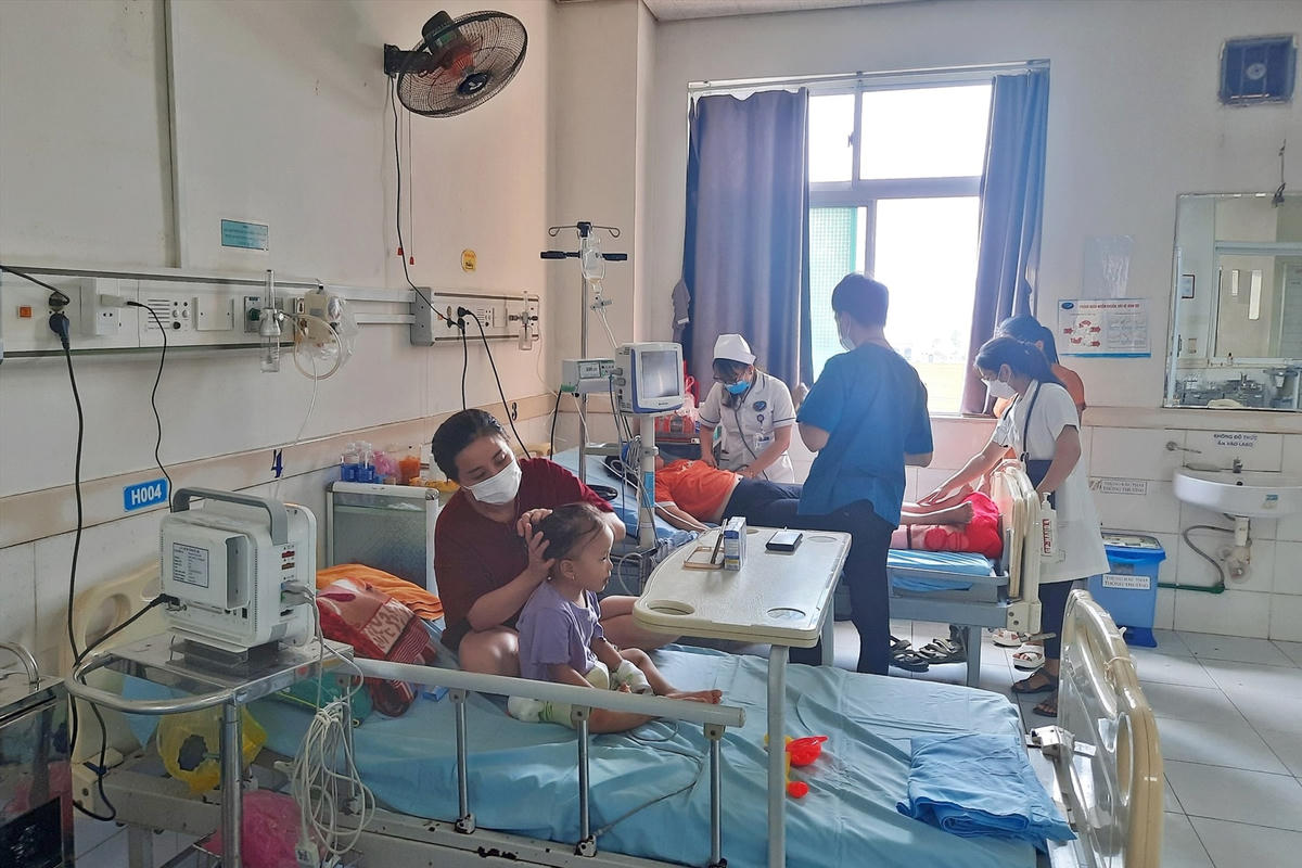 Trẻ nhập viện do mắc các bệnh về đường hô hấp tăng cao. Ảnh: TL.