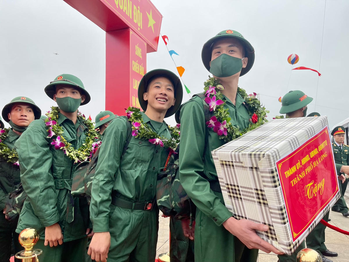 Các tân binh bày tỏ sự phấn khởi lên đường nhập ngũ.