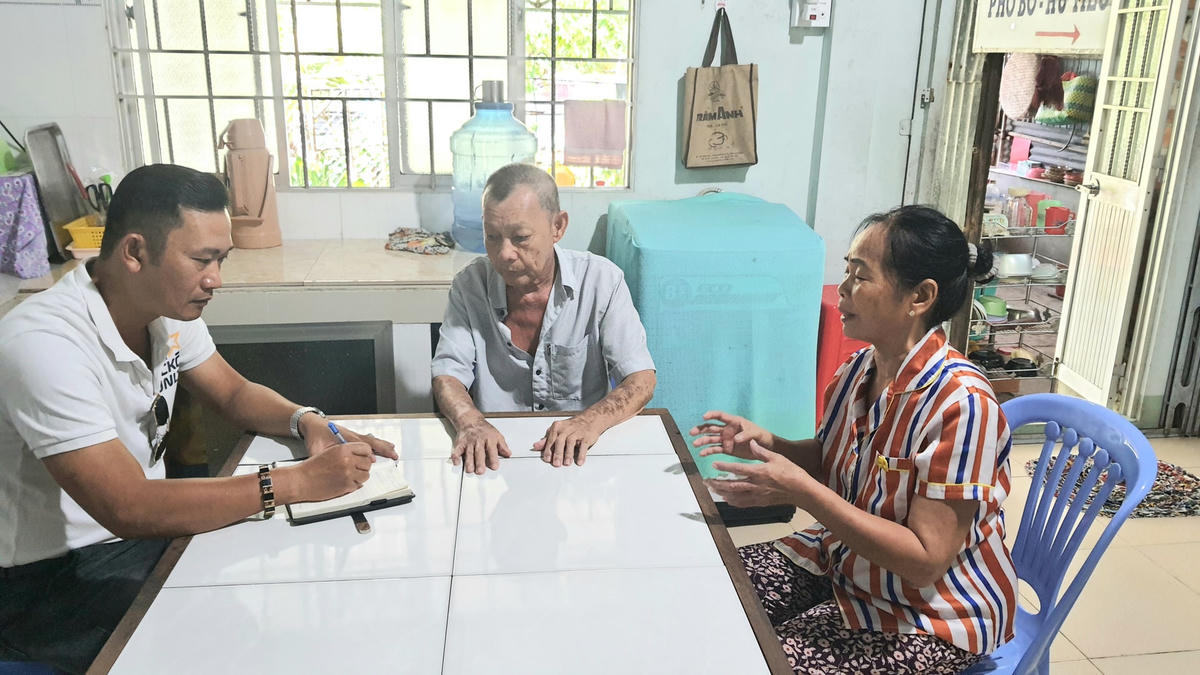 Người dân bức xúc phản ánh với phóng viên về vụ việc.