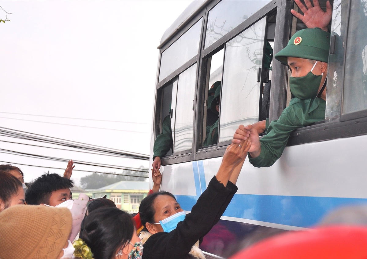 Người thân gia đình động viên tân binh lên đường nhập ngũ.