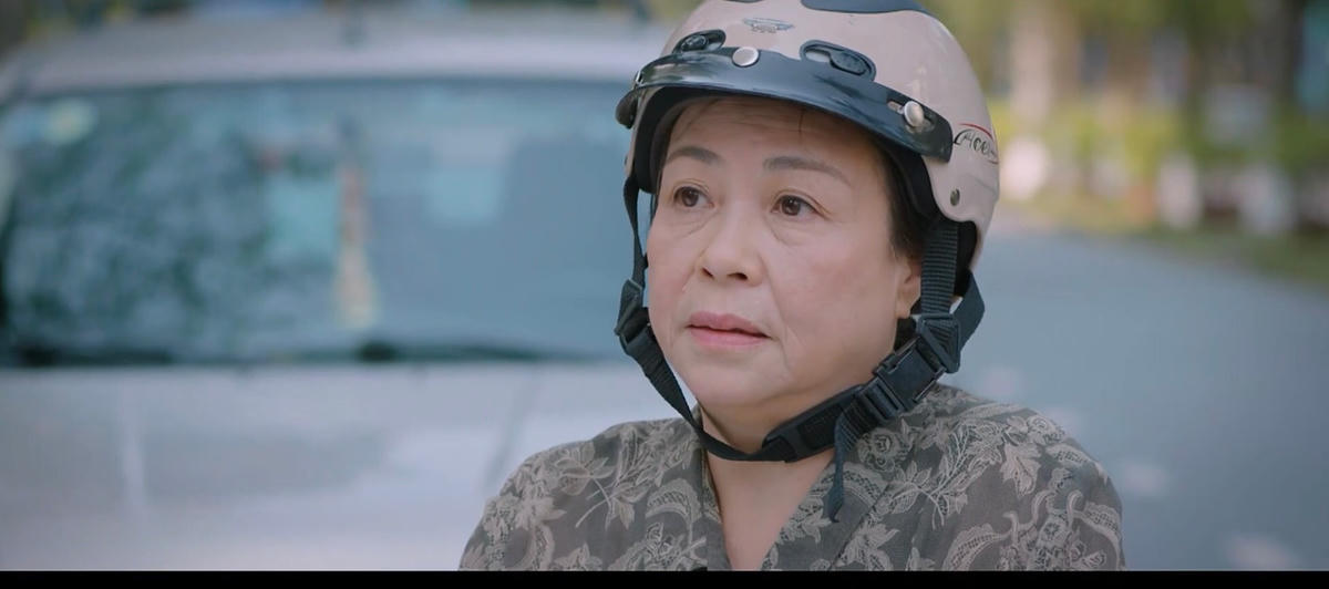 Bà Nga ngậm ngùi nhìn Vân Trang đi với mẹ ruột. Ảnh: CMH. 