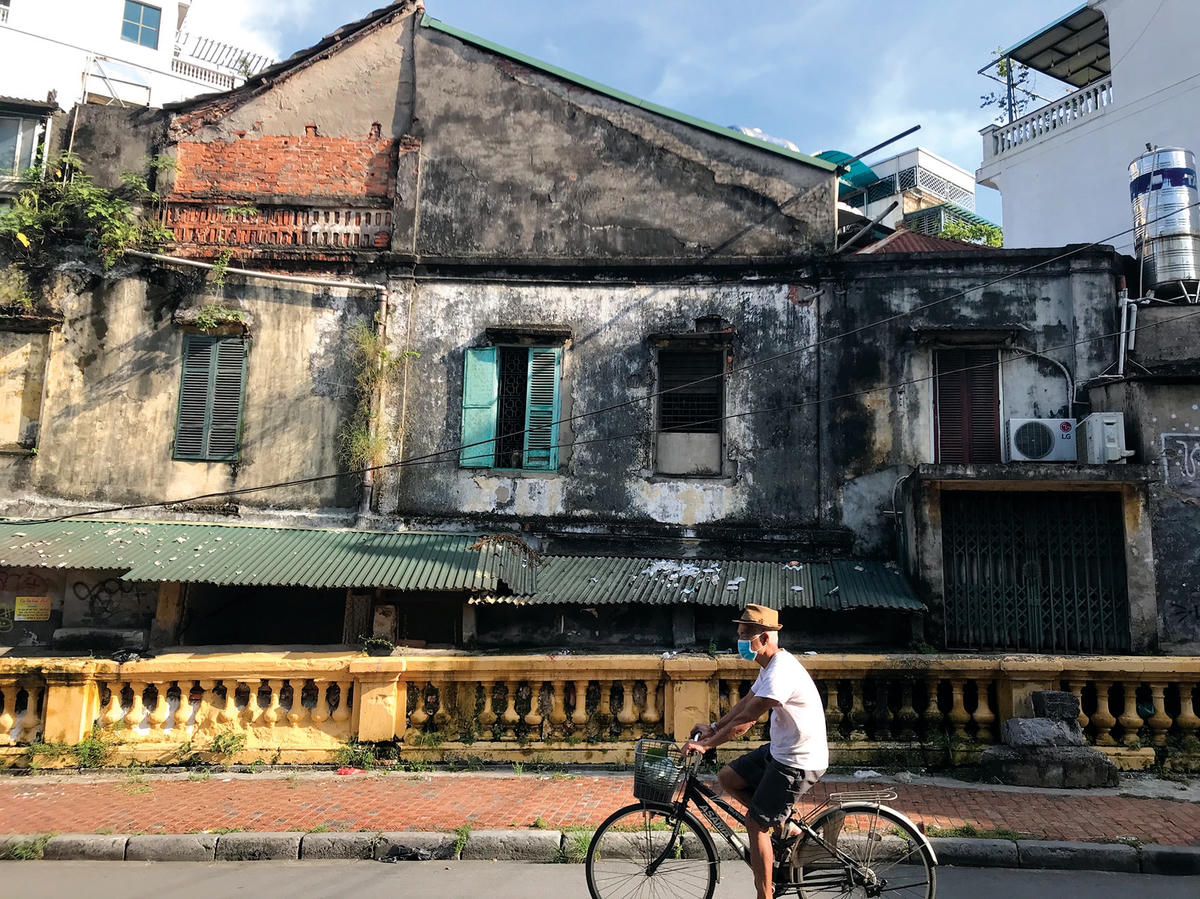 Đạp xe ngắm phố.  