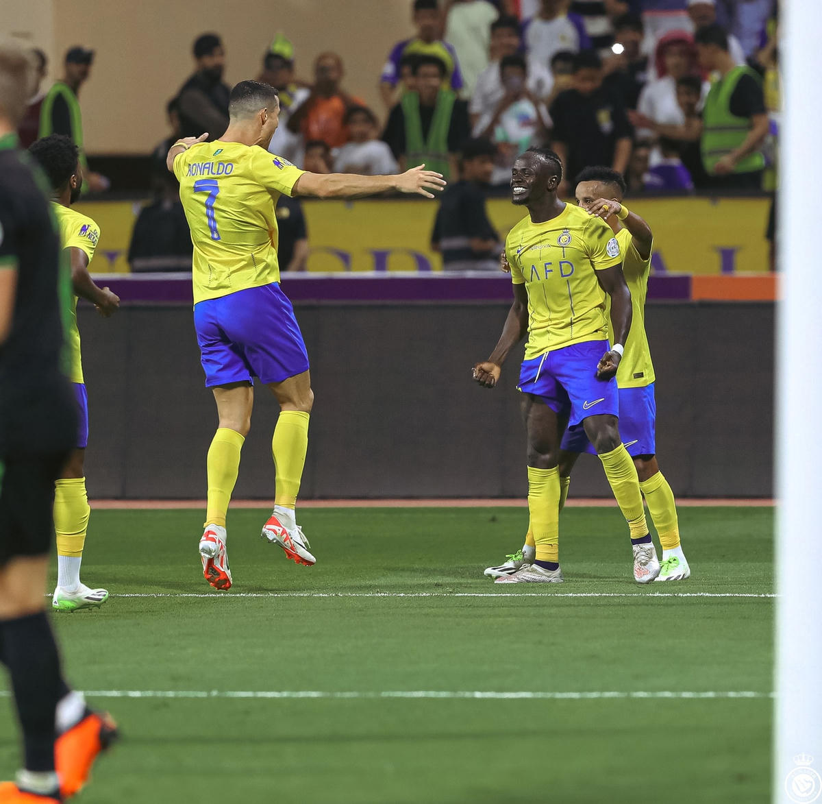Ronaldo và Mane ăn mừng bàn thắng mở tỉ số. Nguồn: NLĐ.