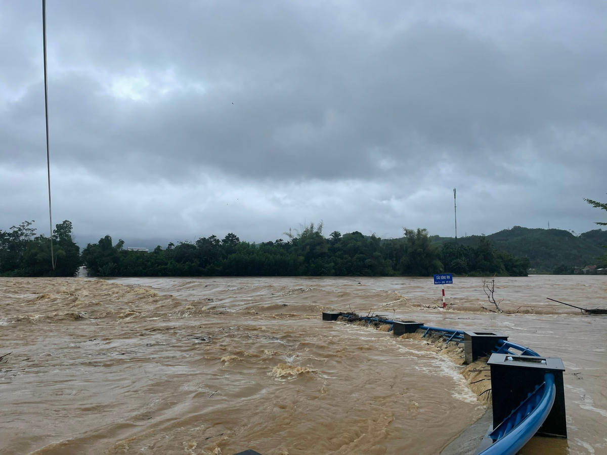 Cầu sông Rin nước dâng cao gây chia cắt.