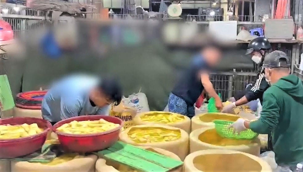 Một chủ cơ sở chế biến măng tươi tại chợ Bình Điền (quận 8, TPHCM) xử lý tẩy trắng hóa chất độc hại bị bắt quả tang ngay thời điểm cận Tết.
