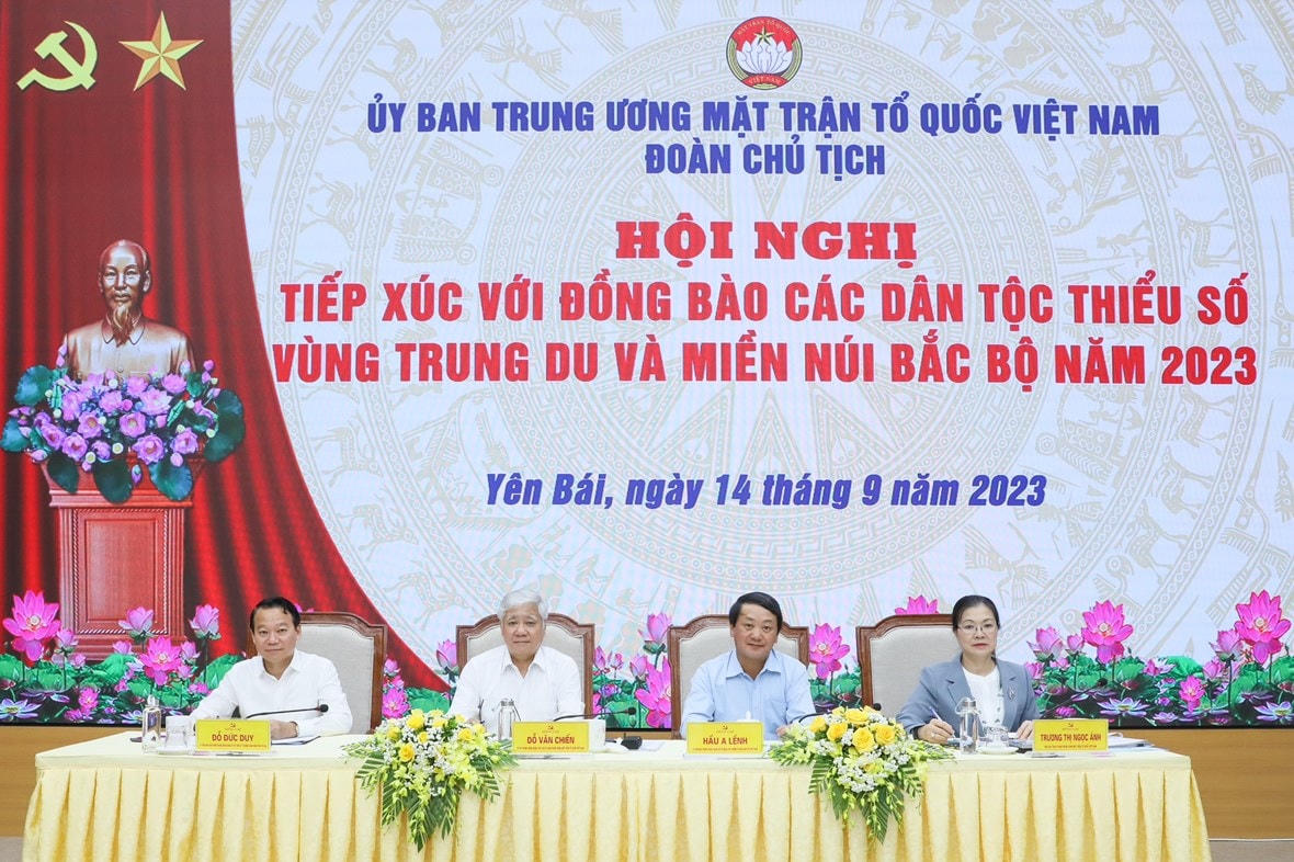 Bí thư Trung ương Đảng, Chủ tịch UBTƯ MTTQ Việt Nam Đỗ Văn Chiến; Ủy viên Trung ương Đảng, Bộ trưởng, Chủ nhiệm Ủy ban Dân tộc Hầu A Lềnh cùng các vị chủ trì Hội nghị. Ảnh: Quang Vinh.