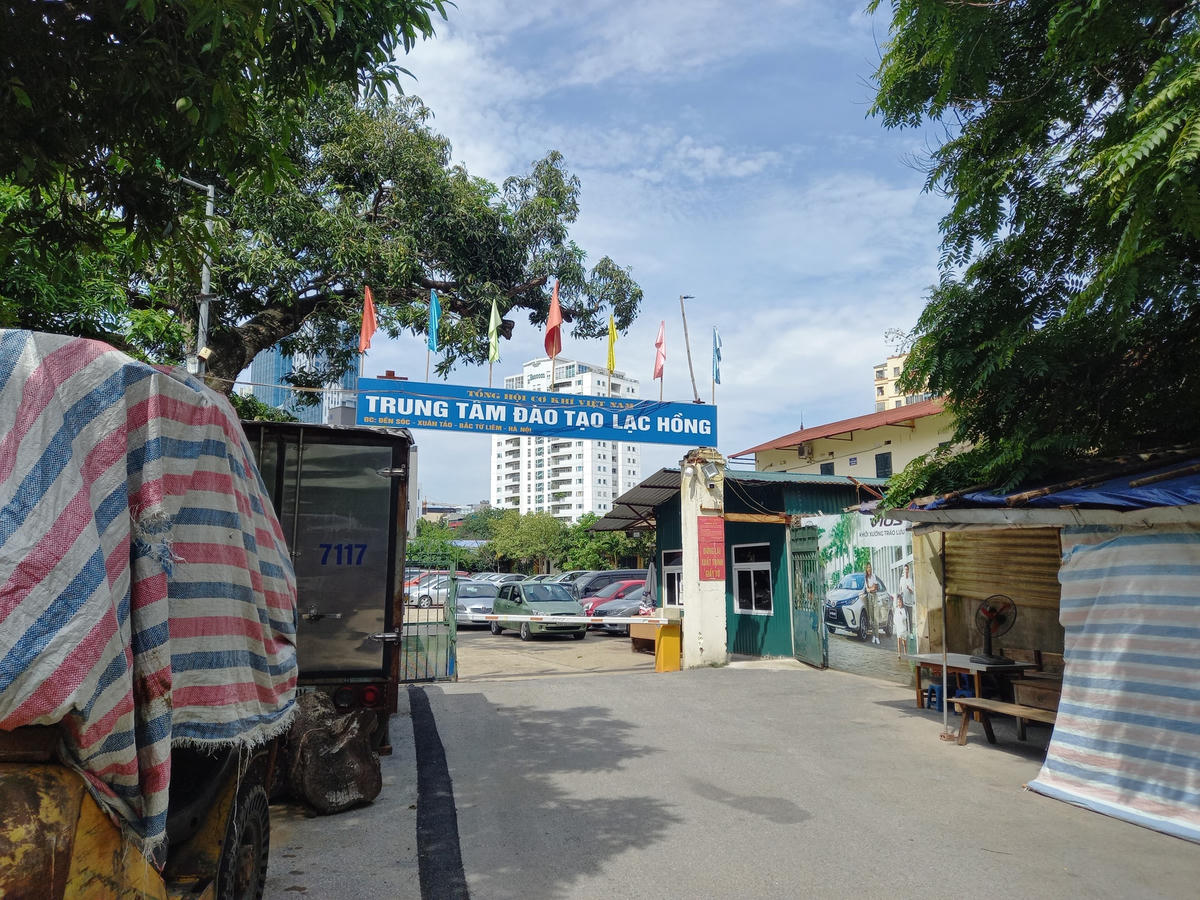 Bãi xe nằm trong khuôn viên Di tích lịch sử đền Sóc.